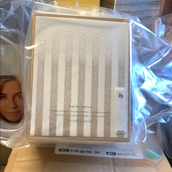 Victoria's Secret Bombshell Gold Eau de Parfum - Picture 2 of 4